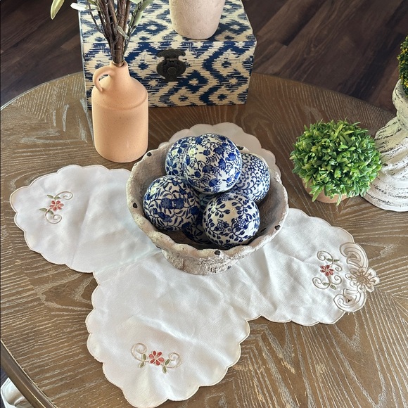 NEW! Elegant Vintage Inspired Creamy White Floral Embroidered Table Scarf Runner - Picture 2 of 8